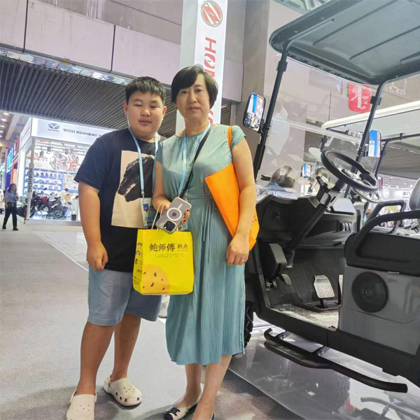 the-135th-canton-fair-four-wheel-golf-carts-become-the-focus-opening-a-new-chapter-of-cooperation-04.jpg
